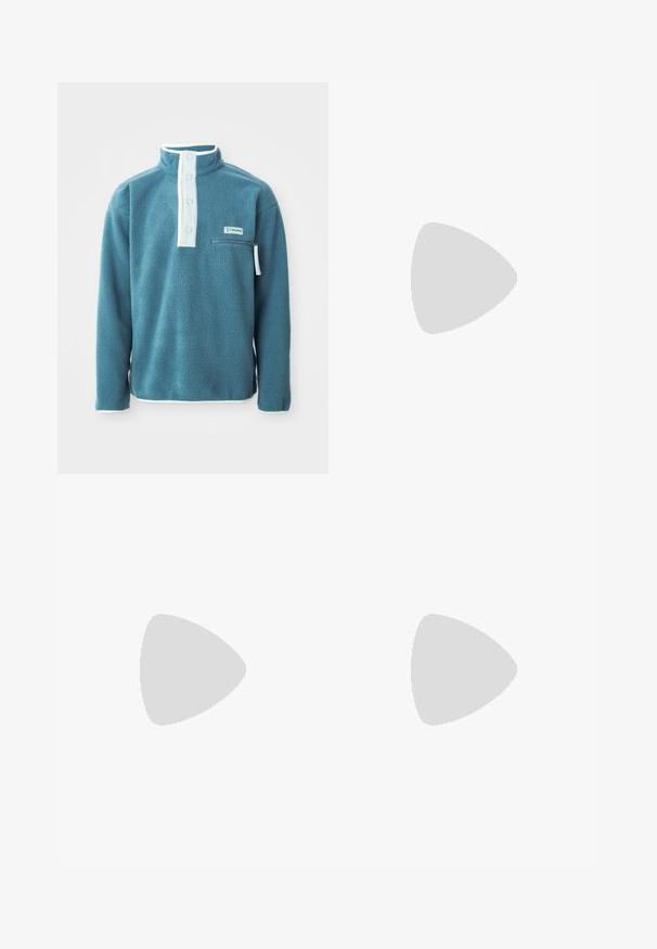 Tirkīza vilnas pulovers ar augstu apkakli, četrām pogām priekšpusē un ar rāvējslēdzēja krūšu kabatu. Iezīmēts ar baltu apdari apkaklī un piedurknēs.; Balta kokvilnas t-kreklu ar īsām piedurknēm, apaļu kakla izgriezumu, ar mazu zelta logotipu kreisajā krūšu pusē. Mīksta tekstūra un regulāra piegriezuma.; Tumši zili džinsi ar augstu jostasvietu, taisnu kāju dizainu, kontrastējošām šuvēm un kabatām priekšā.; Melnas zamšādas sporta kurpes ar baltām gumijas zole un sānu svītrām, saskaņotas ar gaiši zaļām cargo biksēm, stāvot uz teksturētas tumšas virsmas.