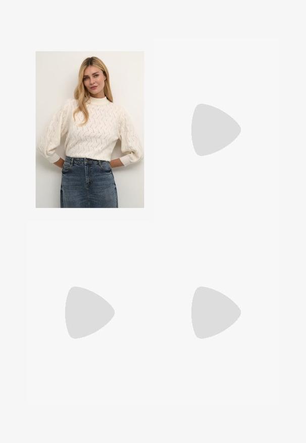 Pull en tricot couleur crème avec un col montant et des manches bouffantes, présentant un motif texturé. Associé à une jupe en denim.; Jean en denim bleu clair, coupe droite, avec des zones délavées et une légère usure. Comprend cinq poches et une fermeture à bouton classique.; Escarpins en cuir verni noir avec bout pointu et talon bloc géométrique. Présente un design élégant et minimaliste ainsi qu'une texture lisse.; Sac à main en cuir noir avec une forme courbée, bandoulière amovible et des accessoires en or. Le sac est doté d'un rabat avec un détail de boucle.
