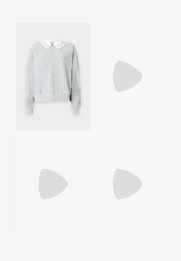 Grijze sweatshirt met een witte, geborduurde col. Lange mouwen met elastische manchetten en een ontspannen pasvorm.; Donkergrijze geruite wollen wikkelrok met zwarte gespdetail aan de rechterzijde, rechte zoom en subtiele diagonale lijnenpatroon.; Zwarte platte schoenen met een kleine strikdetail op de neus, gecombineerd met donkerbruine geribbelde panty’s. De schoenen hebben een gladde textuur en een lage profiel.; Roze leren handtas met een rechthoekige vorm, zilveren schouderriem en een gladde textuur, gedragen op de rug. Eenvoudig ontwerp zonder zichtbare patronen.