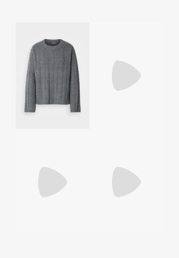 Pull en maille torsadée gris avec des manches longues et un col rond. Présente un motif texturé et un ourlet côtelé, fabriqué dans un matériau doux et chaud.; Pantalons larges noirs à taille haute, avec des détails de boutons à la taille et des plis sur le devant.; Bottine en cuir noir avec un bout carré, fermeture éclair sur le côté et talon bloc sur fond clair uni.; Sac à main noir à la forme structurée, texture lisse et fermoir métallique. Associé à un pantalon noir ample et des sandales ouvertes sur un sol en bois.