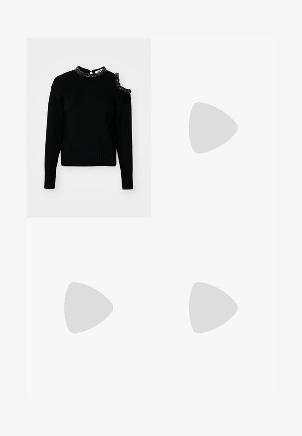 Μαύρο πλεκτό πουλόβερ με ραμμένο τελείωμα και μανίκια. Διαθέτει κεντημένο λαιμόκοψη και έναν ώμο με κόψιμο, προσθέτοντας ένα μοναδικό στοιχείο σχεδίασης.; Μαύρο παντελόνι με ραφή που έχει σχεδιασμό ίσιας γραμμής, διαθέτει λεία υφή και καθαρές πτυχώσεις κατά μήκος της μπροστινής πλευράς. Χωρίς ορατό μεταλλικό υλικό.; Μαύρες δερμάτινες γόβες slingback με μυτερή μύτη, διαθέτοντας λεπτό τακούνι και χρυσή λεπτομέρεια στην ρυθμιζόμενη λωρίδα. Λείος υφές.; Μαύρη δερμάτινη τσάντα με δομημένο σχέδιο, που διαθέτει κομμένο σχήμα, επάνω λαβή και χρυσά μεταλλικά στοιχεία. Περιλαμβάνει ρυθμιζόμενο λουρί ώμου.