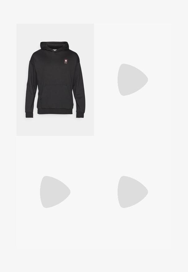 Felpa nera con cappuccio realizzata in tessuto morbido, dotata di una tasca a marsupio frontale, polsini a coste e una piccola patch con logo in alto a sinistra.; T-shirt nera in cotone con scollo rotondo, con la scritta bianca stampata "PORSCHE LEAGUE TURBO CLUB" e un piccolo logo Puma sotto.; Pantaloni cargo neri con cintura elastica e cordoncino. Presentano due tasche laterali e un tessuto morbido e leggero.; Scarpa sportiva nera con tomaia in mesh testurizzato, lacci piatti e suola ammortizzata con sottili dettagli riflettenti.