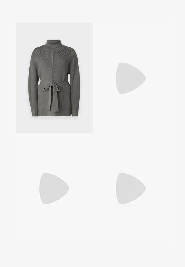 MSCH Copenhagen CHAMARI RACHELLE PULLOVER - Jersey de punto - grey; Jeans de mezclilla de tiro alto y pierna ancha en color azul claro, con cinco bolsillos y costuras visibles a lo largo de las costuras.; Mocasines de plataforma de cuero negro con punta redondeada y una correa ancha en el empeine. Presentan un tacón cuadrado y grueso con un acabado suave.; Mujer con cabello largo y oscuro vestida con un traje negro, llevando un bolso de cuero negro al hombro, mirando por encima de su hombro contra un fondo blanco.; Pendientes de aro plateados con un diseño minimalista. Forma circular, textura suave y perfil delgado. Livianos con un acabado pulido.