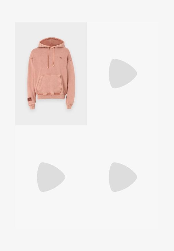 Felpa rosa in cotone con tasca a marsupio, cappuccio con cordino e polsini a coste. Presenta un piccolo e sottile logo sul petto.; T-shirt a maniche lunghe nera in cotone, con scollatura rotonda e un piccolo logo di coccodrillo ricamato in verde sul lato sinistro del petto.; Jeans di denim azzurro chiaro con una vestibilità ampia, gambe dritte, design a cinque tasche e chiusura con bottone in vita. Dettagli di cucitura minimalista.; Sneaker Lacoste grigie scure in materiale mesh e sintetico, con suola testurizzata e dettagli marroni sul colletto e sul branding.