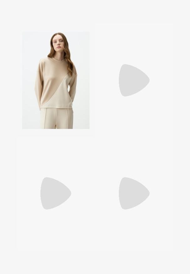 Felpa beige con un design a blocchi di colore diagonali in beige più chiaro. Realizzata in tessuto morbido, con scollo rotondo e spalle scese.; Pantaloni a gamba larga realizzati in un tessuto leggero, caratterizzati da un colore bianco pulito, una vita alta e un design con pieghe sul davanti per un tocco di dettaglio.; Scarpa da corsa leggera con tomaia in rete bianca e dettagli argentati, suola ammortizzata e suola in gomma testurizzata per una buona presa.; Borsa a tracolla in paglia intrecciata con una forma ampia e affusolata, dotata di due manici in pelle nera. Colore beige naturale con una superficie texture.