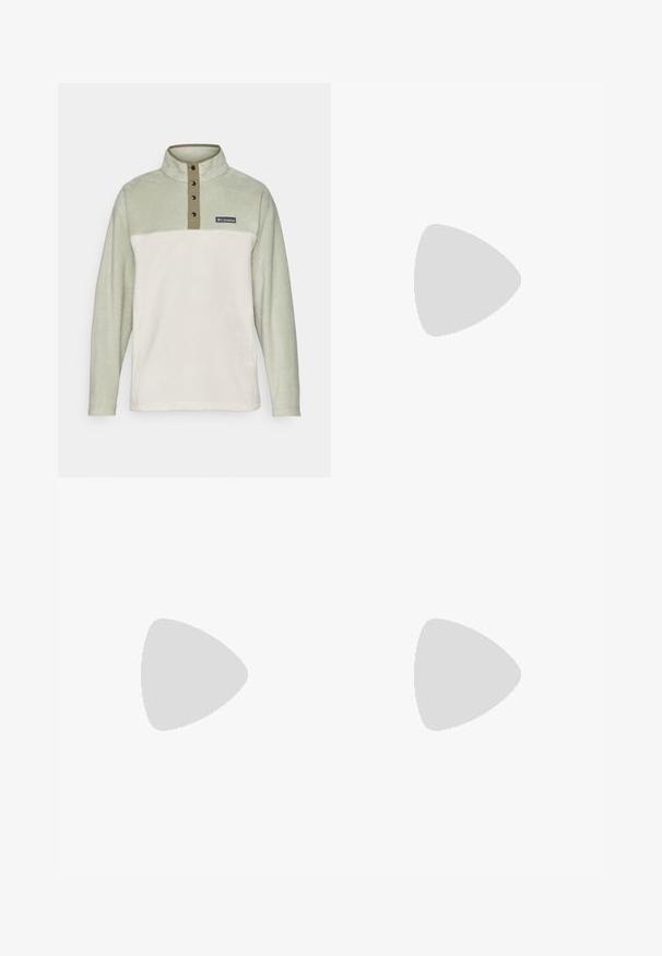 Pulovr Columbia s nádesignem světle zelené a krémové barvy, fleece materiál, polovysoký límec, čtyři černé knoflíkové uzávěry a nášivka s logem.; Bílé triko z bavlny s krátkým rukávem, kulatým výstřihem, volným střihem a bez viditelných log či vzorů. Hladká textura a minimalistický design.; Kalhoty s vysokým pasem, volného střihu, vyrobené z vybledlého černého denimu. Mají pět kapes, poutka na opasek a čistý, rovný střih nohavic.; Šedé a bílé tenisky s svrškem z jemné kůže a kůže, kulatou špičkou, plochými tkaničkami a gumovou podrážkou s akcentem v barvě gumy.