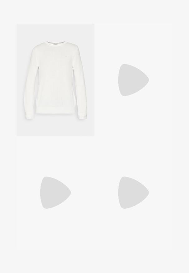 Pulover alb cu mâneci lungi și guler rotund. Textură tricotată și branding subtil pe piept. Margine și manșete ribbate pentru un aspect ajustat.; Jeans din denim albastru cu croi drept, având cinci buzunare, închidere cu nasture și accente de cusături portocalii pe un fundal alb curat.; Loafers din piele neagră cu un finisaj neted, având un detaliu de cusătură pe gât și o talpă joasă din cauciuc negru solid.; Ochelari de soare din plastic negru cu lentile verzi, rame pătrate, accent argintiu pe sprânceană și brațe texturate. Marca este menționată pe brațul interior.