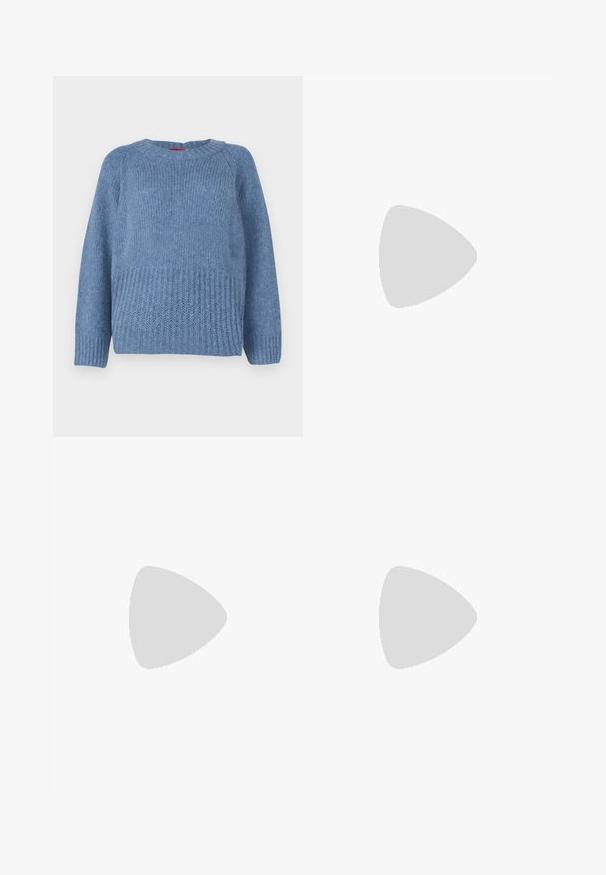 Hellblauer Strickpullover mit gerippter Textur, rundem Halsausschnitt und langen Ärmeln. Lässiges Design mit lockerer Passform.; Weiße weite Hosen aus Baumwolle mit glatter Textur. Sie verfügen über einen vorderen Knopf, einen Reißverschluss und ein Design mit vier Taschen.; Schwarze Leder-Ballerinas mit spitzer Zehe und einem Seitenriemen, der mit einem runden goldenen Akzent verziert ist. Leichtgewichtig mit einer flachen Sohle.; Schwarze Lederhandtasche mit einem silbernen Kettenriemen, verziert mit dekorativen Flügelakzenten und weißen Nähten entlang der unteren Naht.