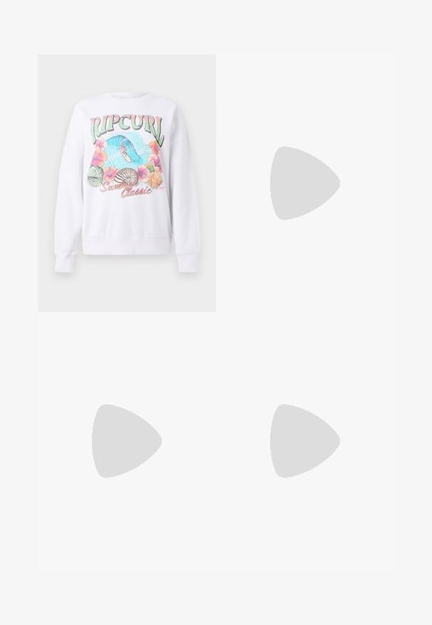Bílá mikina se zvláštním barevným potiskem s nápisem "Ripcurl" nahoře, tropickými květinami a scénou surfování. Klasicky střižený střih.; Klasické modré džíny z denimu se střihy rovné nohy, pěti kapsami a zapínáním na knoflík. Mají střední odstín a odolnou texturu.; Bílé kožené tenisky s béžovými semišovými akcenty, perforovanou špičkou, plochými tkaničkami a strukturovanou krémovou podešví. Obsahují jemné logo na patě.; Černá kabelka z umělé kůže s krokodýlím vzorem, staženým vrškem a zmačkaným popruhem. Zdá se, že má měkký a kompaktní design.