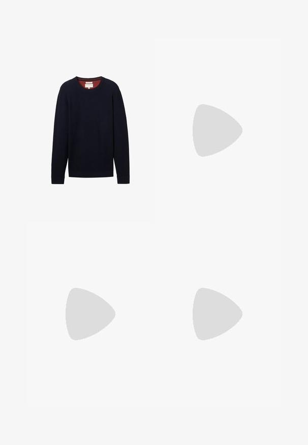 Maglione a coste blu navy con maniche lunghe e scollatura rotonda. Il colletto interno presenta un bordo rosso a contrasto. Etichetta visibile.; Camicia bianca con colletto classico, maniche lunghe e una texture liscia. Presenta un design semplice con bottoni abbinati.; Pantaloni neri su misura realizzati in tessuto liscio, con vita piatta, passanti per la cintura e tasche laterali. Design a gamba dritta.; Scarpa slip-on in suede beige con punta arrotondata e dettagli cuciti. Suola in gomma chiara con design a profilo basso.; Occhiali da sole con lenti ovali grigie, montatura in metallo argento e dettagli neri sulle astine. Presentano un design elegante e hardware minimale.