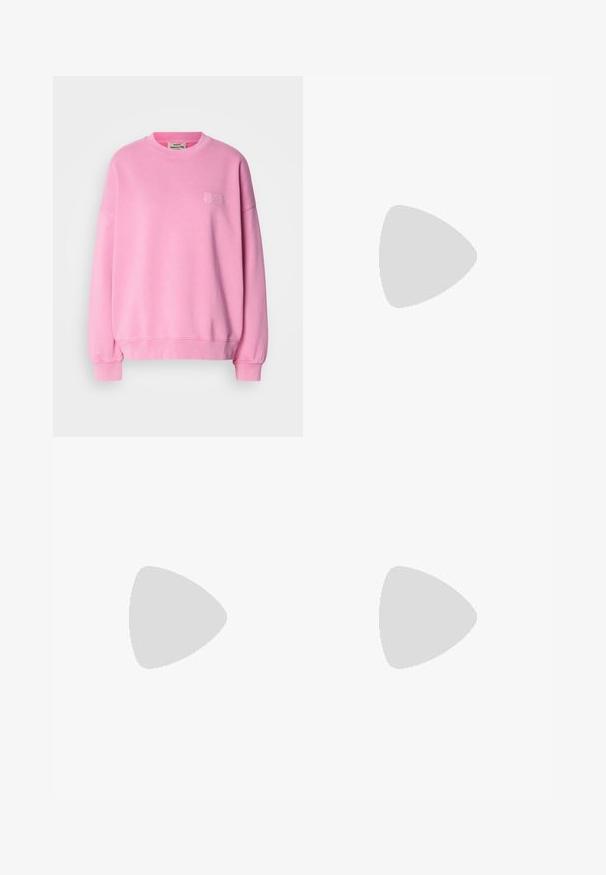 Pink sweatshirt made of cotton, featuring a crew neck, long sleeves, ribbed cuffs, and a small logo embroidered on the chest.; Dark blue wide-leg jeans in denim fabric with a high waist, featuring orange stitching, five-pocket design, and a button closure.; Pink suede sneakers with white wavy stripes and brown rubber soles, paired with light blue wide-leg denim jeans.; Blue faux leather handbag with a triangular shape, top handle, and adjustable shoulder strap. Features a smooth texture and front flap detail.