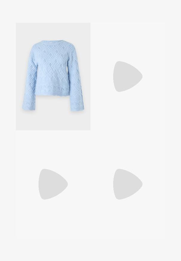 Hele sinine kudumist särk, millel on keeruline rombimuster, pikad varrukad ja lühike hem, millel on tekstuurilised detailid.; Tumed sinine denim bermuda lühikesed püksid, millel on paelaga vöökoht, standardsete vööaasadega ja nähtavate õmblusteenustega.; Valge kõrgem kangast tenniseking, millel on must kummist tald, ees kummist varvasetugi ja kuus aukku paelte jaoks, pakkudes puhta ja minimalistliku disaini.; Punane nahast käekott, millel on nurkadega geomeetriline disain. Omab ühte reguleeritavat rihma ja klappidega sulgemist, millel on õmblustega kaunistused.
