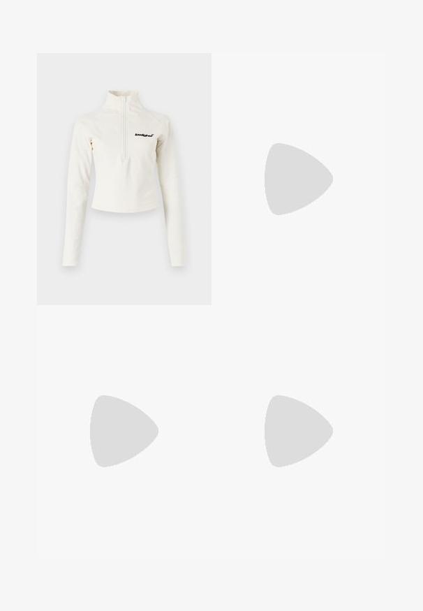 Krémová mikina na zip s dlouhým rukávem a vysokým límcem. Obsahuje černé logo na hrudi a má přiléhavý střih s hladkou texturou.; Hnědý pruhovaný zkrácený vest a rozšířené kalhoty, s knoflíky a texturovanou látkou. Černé otevřené boty na podpatku a oversized sluneční brýle.; Černé lakované kožené lodičky na podpatku s špičatou špičkou, výřezy na stranách, nastavitelným páskem kolem kotníku a tenkým, elegantním podpatkem.; Plátěná taška v béžové barvě s hnědými vzorovanými akcenty. Má zakřivený tvar, jeden popruh a na přední straně logovou destičku se stříbrným kováním.