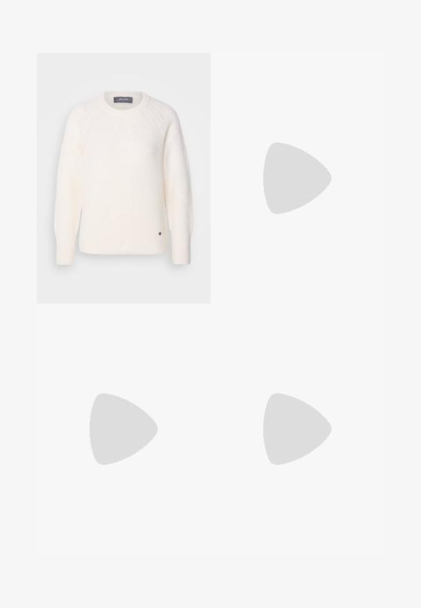 Mos Mosh TAMMY THORA - Strickpullover - ecru; Schwarze, taillierte Hose mit geradem Bein, aus einem glatten Stoff und mit klaren Falten an der Vorderseite. Keine sichtbare Hardware.; Beige Blockabsatzsandalen mit dünnen Riemen und quadrater Spitze. Glattes Material mit minimalem Design, entworfen für einfaches Tragen.; Schwarze Lederhandtasche mit einem strukturierten Design, das eine verkürzte Form, einen oberen Griff und goldfarbene Hardware-Details aufweist. Verstellbarer Schulterriemen ist enthalten.