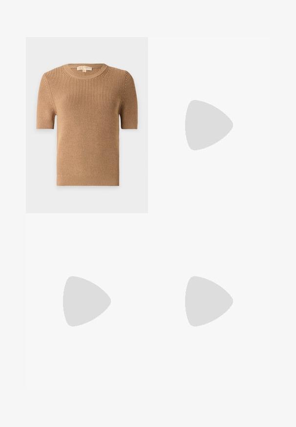 Kurzärmeliger, runder Pullover aus ribbeligem Strickstoff in Beige. Hat eine figurbetonte Form und eine weiche Textur mit leichtem Elastik am Saum und an den Bündchen.; Polo Ralph Lauren HEMP WIDE LEG PANT - Stoffhose - nevis; Beige Slipper mit einem strukturierten cremefarbenen Riemen, ausgestattet mit einer markanten braunen Sohle mit zahnartigen Mustern. Goldakzent an der Schnallen-Detail.; Braune strukturierte Ledertasche mit goldener Kettenriemen und Klappenverschluss. Die Vorderseite zeigt ein Logo-Detail und eine Tasche unter der Klappe.