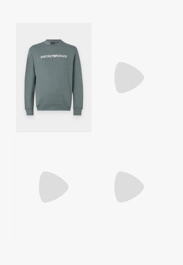 Sweatshirt en coton vert avec un col rond et des manches longues, portant le logo "EMPORIO ARMANI" imprimé en blanc sur la poitrine.; Jean en denim foncé avec une coupe droite. Il possède une fermeture à bouton, deux poches avant et des détails de couture subtils près de la taille.; Baskets en cuir blanc avec une finition lisse, bout arrondi, lacets plats et semelle texturée. Présente un logo discret sur le talon.; Lunettes de soleil noires rondes avec verres sombres et branches en métal fines. Comprend des embouts transparents et des accents argentés au niveau de la charnière. Design minimaliste.