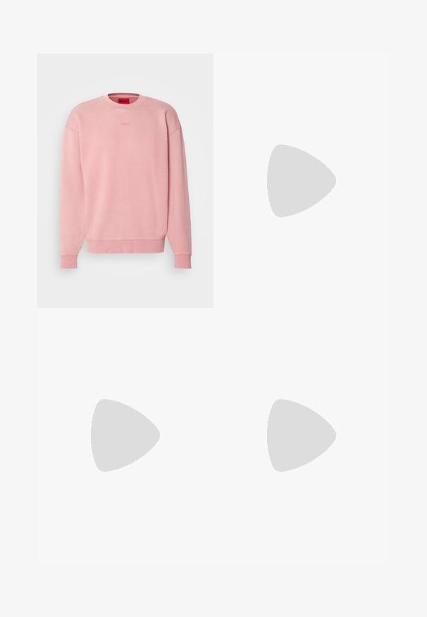 Lys rosa crew-neck sweatshirt laget av mykt stoff. Har falt skuldre og en subtil preget logo. Ribbestrikkede mansjetter og nederkant.; Hvit t-skjorte med korte ermer og blå og grønne flamme-stil "HUGO" tekst over brystet, rund halslinning og blå etikett på innsiden.; Blå denimjeans med høy midje, rett ben-design og subtil falming. Har klassisk fem-lomme stil og glidelås lukking.; Sorte skinnloafers med rund tå, detalj med frontstropp og lav gummisåle. Har diskret søm og en bakre trekkstropp.