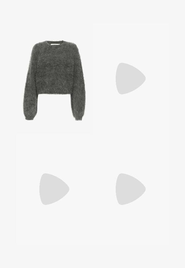 Pelēks, apgriezts džemperis, izgatavots no mīkstas, pūkainas materiāla, ar garām piedurknēm un apaļu kakla izgriezumu. Minimālisma dizains bez rakstiem.; Trikotāžas īsām piedurknēm svīteris off-white krāsā, ar apaļu kakla izgriezumu un gludu, mīkstu tekstūru. Vienkāršs un klasiskas dizains.; Melnas platas kājas bikses no gludas auduma, ar augstu jostasvietu, krokām un pielāgotu dizainu. Vienkārša melna aparatūra jostasvietā.; Brūni zamša ceļgalu augstie zābaki ar bloku papēdi un gludu apdari. Apaļa purngala forma un izteikta šuvju detaļošana uz kājas daļas.; Melni, stūrveida saulesbrilles ar pelēkiem objektīviem; izgatavotas no plastmasas, ar biezām kājām, kam ir gluda virsma un nav redzamu stiprinājumu.