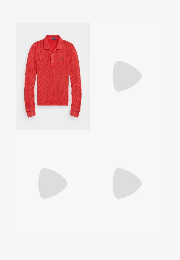 Polo Ralph Lauren LONG SLEEVE - Svetr - red; Denimová košile na knoflíky tmavě modré barvy s dlouhými rukávy, klasickým límcem a malým vyšitým logem na hrudi. Obsahuje kovové knoflíky.; Žluté kordové kalhoty s širokými nohavicemi, vertikálním ribbovým vzorem, předními kapsami a dvouknoflíkovým zapínáním.; Polo Ralph Lauren CALFSKIN PENNY LOAFER - Polobotky - black