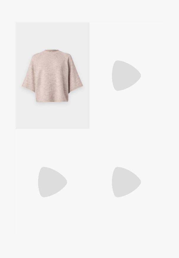 Helles rosa, oversized Sweater mit Rundhalsausschnitt, weiten Ärmeln und weicher, gestrickter Textur. Keine sichtbaren Muster oder Hardwaredetails.; Blaue Denim-Jeans mit geradem Bein, die über leichte Ausbleichungen, ein klassisches Fünf-Taschen-Layout und sichtbare Nähte verfügen.; Schwarze Leder-Pumps mit spitzer Zehe, einem Knöchelriemen und einem blockigen Absatz. Flache Textur, elegantes Design und minimalistische Ästhetik.; Schwarze Lederhandtasche mit geschwungener Form, abnehmbarem Tragegurt und goldenen Beschlägen. Die Tasche verfügt über einen Deckel mit einer Schnallen-Details.