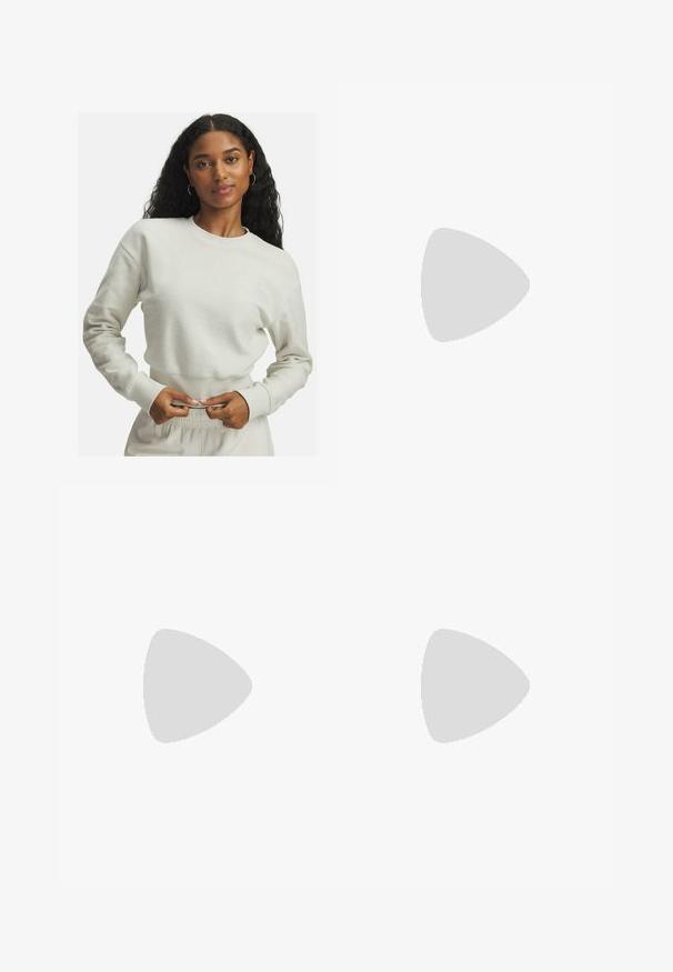 Cremfarbener, strukturierter Sweatshirt mit gerippten Bündchen und Saum, das ein kleines gesticktes Detail auf der Brust trägt. Lässig, lockere Passform.; Beige Cargo-Hosen mit einem Kordelzugbund, mehreren Seitentaschen und einem lockeren Schnitt. Hergestellt aus leichtem, glattem Stoff mit Nähdetails.; Nike-Sneaker mit einem beigen und grauen texturierten Obermaterial, schwarzen Akzenten, einem großen "90"-Logo und einer weißen Schnürverschluss. Schwarze Sohle.; Schwarze Tote-Tasche aus strukturiertem Stoff, mit zwei oberen Griffen und einem abnehmbaren Schultergurt. Sie verfügt über einen Reißverschluss für sicheren Stauraum.