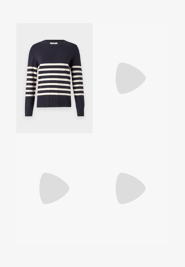Suéter azul marinho com riscas horizontais em creme. Apresenta um decote redondo e punhos e bainha canelados. Fabricado em tecido de malha suave.; Calças largas pretas com um tecido texturizado, uma cintura elástica e um laço destacável na cintura para um ajuste ajustável.; Sandal de pele preta com bico pontiagudo e um salto bloco baixo. Apresenta uma tira no tornozelo com uma fivela em tom dourado. Textura suave.; Bolsa preta com forma estruturada, textura suave e um fecho metálico. Combinada com calças largas pretas e sandálias de salto aberto sobre um chão de madeira.