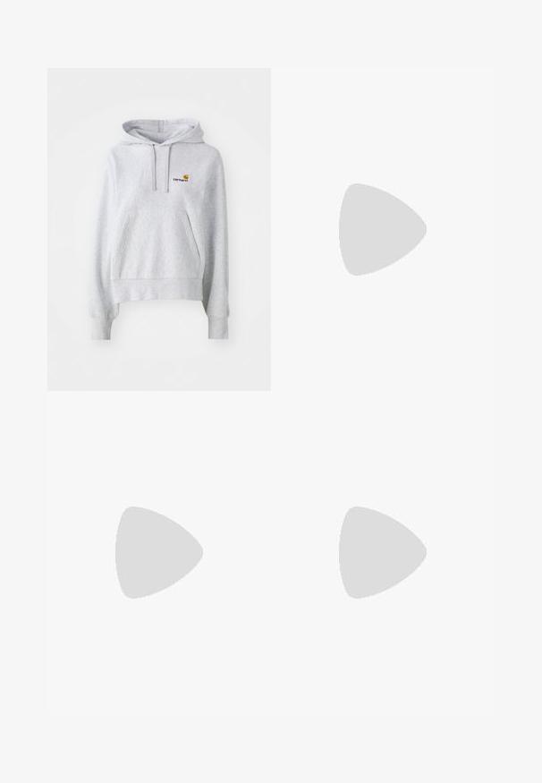 Sweat à capuche gris clair en mélange de coton, avec une poche kangourou à l'avant et un petit logo brodé sur la poitrine.; Jean large noir en denim, avec des coutures blanches contrastantes et une fermeture à bouton à l'avant, ainsi que deux poches avant en biais.; Baskets en daim rose avec des rayures vertes, des accents blancs et une semelle en caoutchouc brun. Comportent un tissu texturé et un détail de logo sur le côté.; Collier en chaîne en argent avec un design de maillons plats ronds et lisses. Présente une finition brillante et mesure environ 50 cm de longueur.