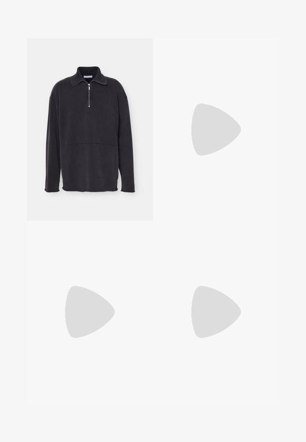 Tmavo šedý pulóver s golierom na zips, vo voľnom strihu, textúrovaná tkanina a šev detail naprieč hrudníkom. Dlhé rukávy, uvoľnený strih.; Biela bavlnená tielko bez rukávov s okrúhlym výstrihom, s hladkou textúrou a priliehavým strihom, navrhnuté pre neformálne nosenie.; Tmavomodré džínsy so slim fit strihom, s bledšími miestami na stehnách a kolenách, piatimi vreckami a kovovým zapínaním.; Hnedé kožené šnurovacie topánky s lesklým povrchom, čierna gumová podrážka a jemné švy. Nosené s hnedými prúžkovanými nohavicami.