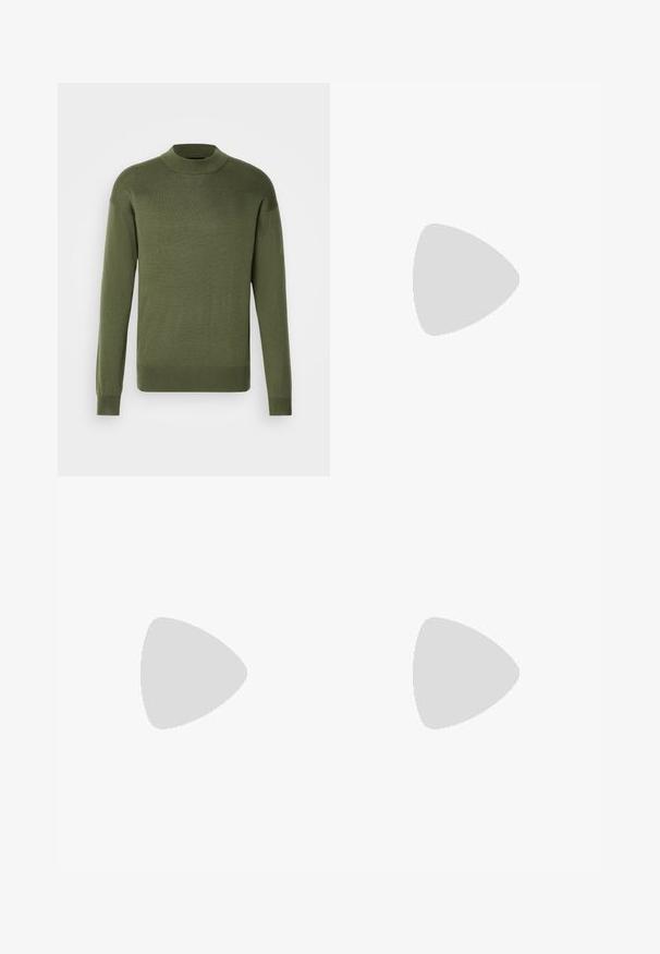 Olivengrüner Pullover mit rundem Ausschnitt, langen Ärmeln und einer glatten, leichten Stricktextur. Verfügt über einen enganliegenden, gerippten Saum.; Drei Rundhals-T-Shirts in Weiß, Hellgrau und Schwarz. Hergestellt aus weicher Baumwolle, mit kurzen Ärmeln und einem lässigen Schnitt.; Beige maßgeschneiderte Hosen mit flacher Vorderseite, Ein-Knopf-Verschluss und zwei schrägen Seitentaschen. Glattes Material mit schmaler Passform und spitz zulaufendem Bein.; Schwarze Lederloafer mit runder Zehenform, ausgestattet mit einem gesteppten Design, niedrigem Plattformsohle und einer strukturierten, genoppten Gummisohle.; Ray-Ban Sonnenbrillen mit grünen Gläsern, schwarzen Kunststoffrahmen und goldenen Akzenten an den Rändern. Quadratische Form mit matter Oberfläche.