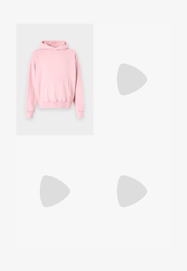 Sweat-shirt à capuche rose en mélange de coton doux, avec une poche avant, des poignets et un ourlet côtelés. Design simple avec une coupe décontractée.; Jean en denim bleu à jambe droite avec un délavage, présentant un design à cinq poches, un bouton en métal et des passants de ceinture. Tissu structuré de poids moyen.; Baskets blanches avec des accents noirs et gris, présentant un embout texturé gris, une semelle en caoutchouc noir et des lacets plats blancs. Design épuré, style minimaliste.; Sac à épaule en cuir noir avec une fermeture éclair, doté d'un corps texturé, de coutures blanches et d'une sangle avec des œillets en argent.