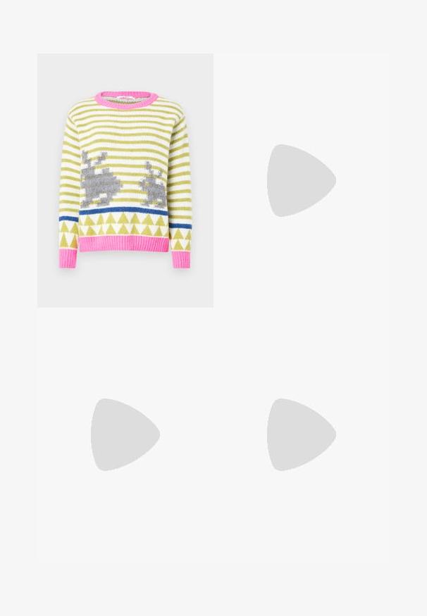 Megztinis su žaliai baltais dryžiais, pilkomis triušių motyvais, mėlyna geometrine juosta ir rožine ribbine apykakle bei apačia. Minkšta tekstūra.; Juodi kordūriniai džinsai su aukštu liemeniu, plačiomis kojomis ir vienu užtrauktuku priekyje. Lygus paviršius su vertikaliomis dygsniais.; Juodos odinės slydimo bateliai su pakeltu siūlu, sidabrinėmis detalėmis ant viršaus ir baltu guminiais padais, kuris išsiskiria iškilmingu ženklinimu.; Juodas odinis per petį nešiojamas krepšys su dviem priekiniais kišenėmis, auksiniais sagtimis, užtrauktuko uždarymu ir siauromis petnešomis. Textūruota paviršius ir kompaktiškas stačiakampis formatas.