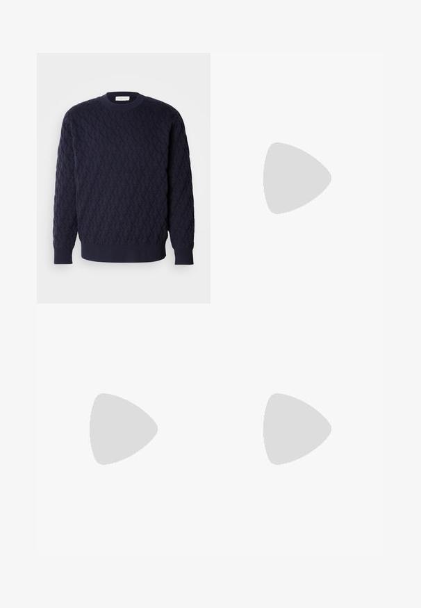 Pull en équipe bleu marine tricoté avec un motif texturé, présentant un col rond et des poignets et un ourlet côtelés. Design minimaliste sans logos visibles.; BOSS TEE - T-shirt basique - open white; Chinos en coton beige avec une coupe droite, dotés d'une fermeture à bouton et de poches avant. Texture lisse sans motifs ni accents visibles.; Baskets en daim bleu avec semelle en caoutchouc blanc, design à lacets, bout rond et intérieur contrastant en tan. Détails de couture subtils.