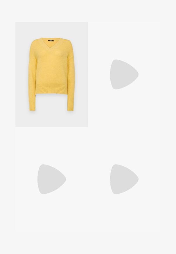 WEEKEND MaxMara VISITA - Pulover - giallo; Pantaloni tailor-made de culoare bleumarin cu o croială dreaptă, având o textură netedă, două buzunare frontale și o talie curată.; Mocasini negri din piele cu o talpă groasă, având un accent aurit în față și un finisaj neted. Design cu ștanțare groasă pe talpă.; Cercei din metal auriu, cu un design curbat și alungit. Au o suprafață netedă și strălucitoare, cu un vârf rotunjit pentru un detaliu suplimentar.