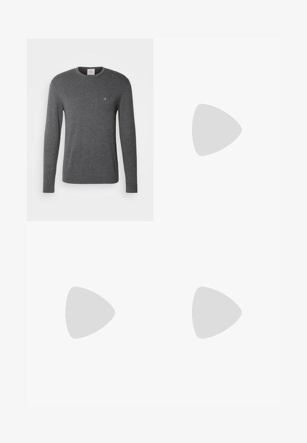Calvin Klein SWEATER - Pulóver - dark grey heather; Fekete farmernadrág egyenes szárú dizájnnal, gombos záródással, öt zsebbel és minimális varrással a letisztult megjelenés érdekében.; Fekete bőrcipő, kerek orrú, sima felületű, minimális varrással és alacsony gumitalppal. Logó a sarokrészen.; Fekete sporttáska textúrált szintetikus anyagból. Két fogantyúval és állítható vállpánttal rendelkezik. Egyszerű kialakítás, látható minták nélkül.