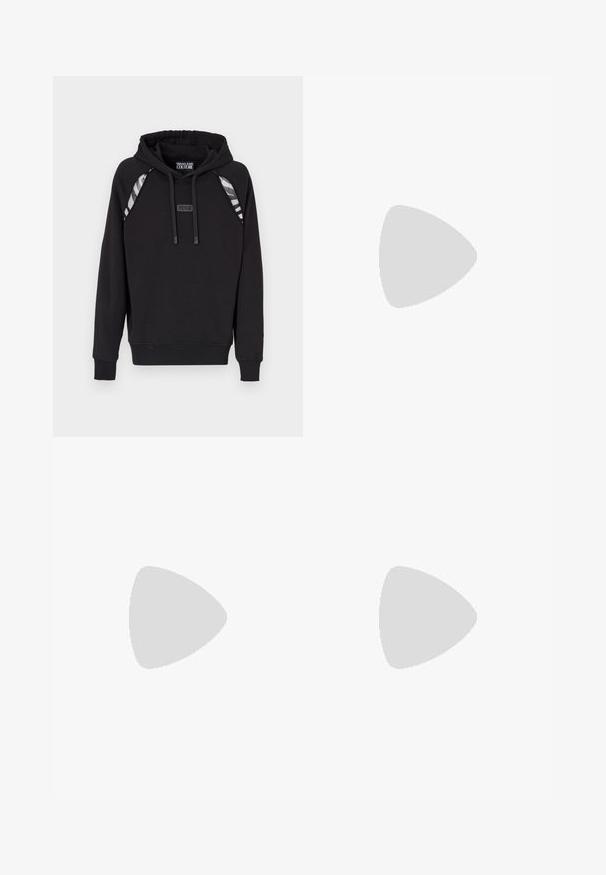 Svart hettegenser med ribbestrikkede mansjetter og kant, med grå stripete detaljer på skuldrene og en logolapp på framsiden. Myk tekstur.; Svart bomullst-skjorte med korte ermer, prydet med stor hvit tekst "VERSACE JEANS COUTURE" på forsiden. Klassisk rund hals design.; Sorte, lette bukser med elastisk linning, snøring og glidelås i nederkant for justerbar passform. Glatt, slank tekstur.; Sorte atletiske sneakers med et strømlinet design, som har gullmerke, elastiske snører og en teksturert såle med hvite detaljer.