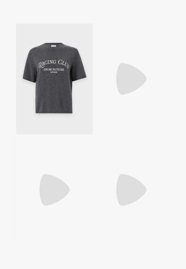 Grauer kurzärmeliger Pullover aus weichem Material, mit dem weißen Grafiktext "RACING CLUB FROM FUTURE EST.2018" auf der Vorderseite.; Faltenrock aus Weiß mit einem schwarzen elastischen Bund, der das "LACOSTE"-Logo trägt. Mittellanges Design mit weicher Textur.; Weiße Leder-Sneaker mit einer dicken weißen Sohle, schwarzem Wildlederakzent an der Ferse und geprägtem Logo an der Seite. Schnürdesign mit sechs Ösen.; Silberne Creolen mit einer glatten, glänzenden Oberfläche. Abgerundete Form, leichtes Design, mit einer Steckverschluss. 
