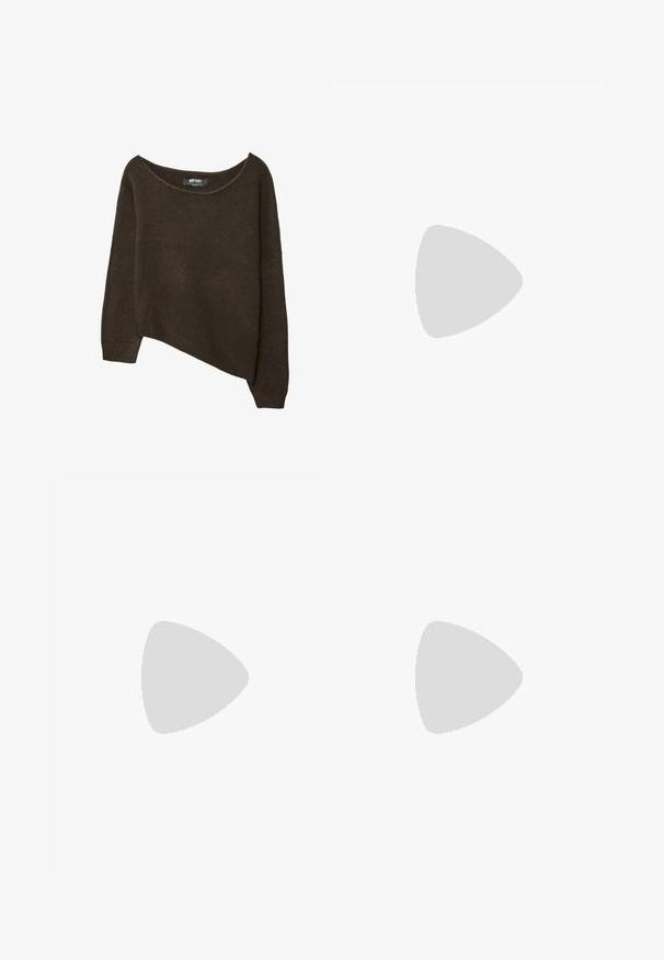 Brauner, locker gestrickter Pullover mit asymmetrischem Saum und weitem Ausschnitt. Weiches Material mit gerippten Bündchen und einem Etikett im inneren Ausschnitt.; Weite blaue Denim-Jeans mit einem verblassten Waschung, fünf Taschen und einem Reißverschluss mit Knopfverschluss. Auffällige Nähte entlang des Saums.; Braune Lackleder-Slingback-Schuhe mit spitzem Zehenbereich, niedrigem Absatz und einer dekorativen Schleifenakzent an der Vorderseite. Glatte, glänzende Textur.; Braune Leder-Tote mit glatter Textur, offenem Oberteil und zwei Schulterriemen. Verfügt über minimale Nähte und keine sichtbaren Beschläge.