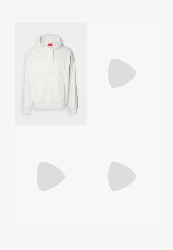 HUGO DITCHLE - Sweatshirt - natural; Schwarz langärmliges Hemd aus Baumwolle mit "032c" Logo auf der Brust und dem Schriftzug "WORKSHOP" in fettem Weiß entlang des linken Ärmels.; Schwarze Cargo-Hose mit geradem Bein, aus strapazierfähigem Stoff gefertigt, mit Seitentaschen und einem aufgenähten Logo auf der linken Seite.; Graue Sportschuhe mit einem Obermaterial aus Mesh und Wildleder, weißen Schnürsenkeln und einer schwarzen Sohle. Enthält ein auffälliges "N"-Logo und einen gepolsterten Schaft.; Goldene Halskette über einem cremefarbenen, gerippten Strickpullover getragen; weiche Textur mit hohem Kragen und einem subtilen Muster im Gewebe.
