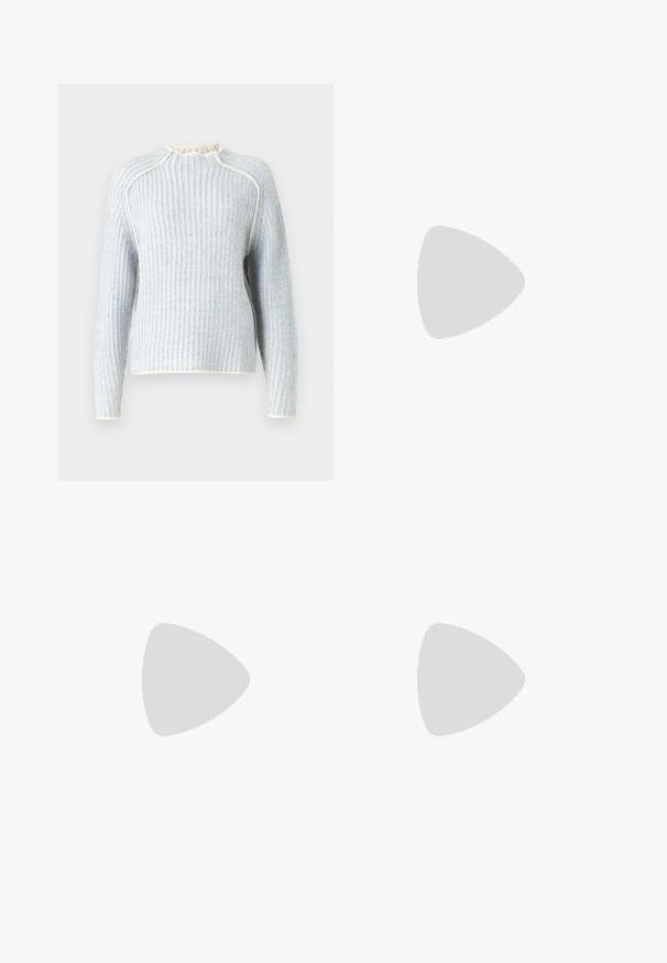 JJXX JXMAGHNA - Camisola - skyway; Fatos de ganga pretos de cintura alta com um corte reto, feitos de denim, apresentando dois bolsos frontais e detalhes em metal latão.; Botas de tornozelo em couro preto com bico afunilado, salto bloco e painéis laterais texturizados, usadas com calças escuras em fundo branco.; Cachecol preto feito de um tecido suave e texturado. Apresenta bordas desfiadas e uma forma retangular, adequado para ser envolvido à volta do pescoço.