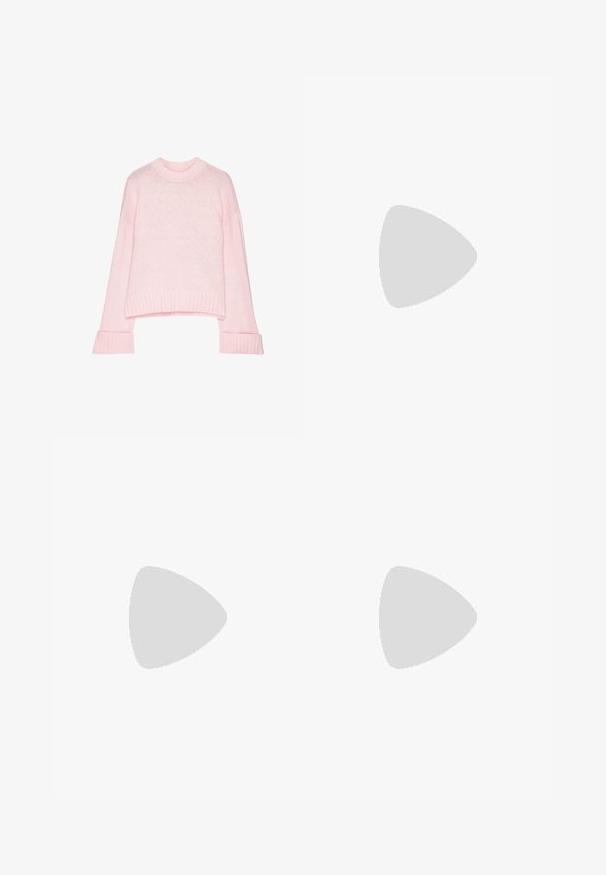 Hellrosa, verkürzter Pullover mit Rundhalsausschnitt, gerippten Bündchen und weicher Textur. Hergestellt aus leichtem Strickmaterial.; Weiße, weit geschnittene Hose aus weichem Stoff. Mit einem elastischen Bund und einem Kordelzug sowie einer glatten Oberfläche. Keine sichtbaren Muster oder Hardware.; Schwarzeweite Jeans mit Frontnähten, kombiniert mit weißen und blassrosa Sneakern mit Gummisohle und rosa Schnürsenkeln.; Rosa strukturierte Handtasche mit Klappenverschluss und schwarzen Akzenten. Als Umhängetasche mit langem Tragegurt getragen. Glatte Textur.