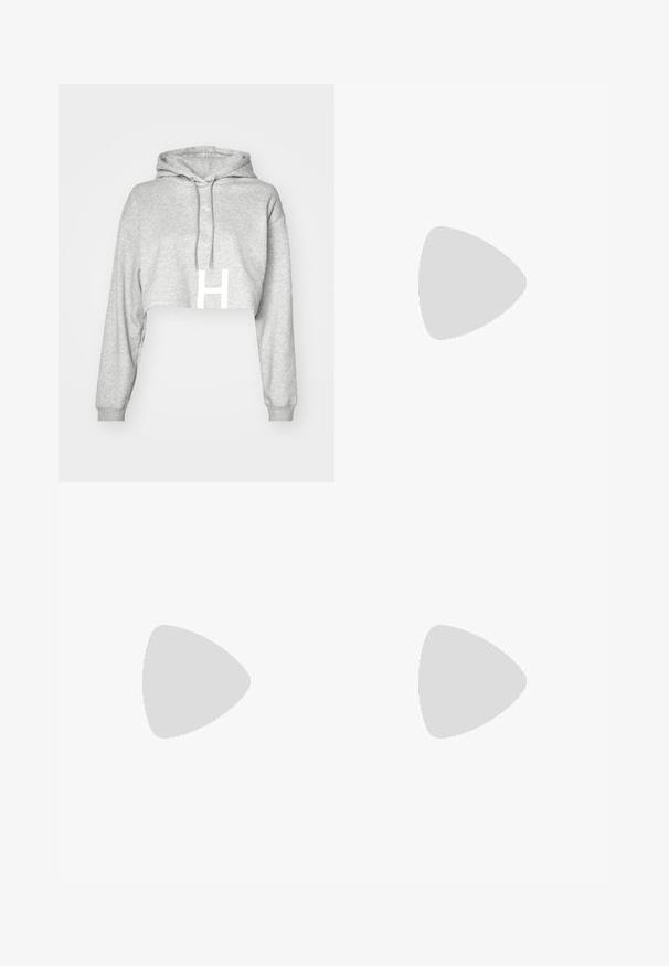 Felpa grigia corta con cappuccio regolabile, maniche lunghe e un prominente logo bianco "H" sulla parte anteriore. Tessuto morbido.; Pantaloni neri leggeri con vita elastica e caviglie arricciate. Il tessuto è liscio e presenta un design rilassato e affusolato.; Le scarpe da ginnastica nere e grigie presentano una tomaia in rete, suole spesse e lacci. Hanno una punta arrotondata e un dettaglio di ammortizzazione visibile.; Borsa tote in pelle nera con texture liscia, forma rettangolare e due manici lunghi. Nessun hardware o decorazione visibile.