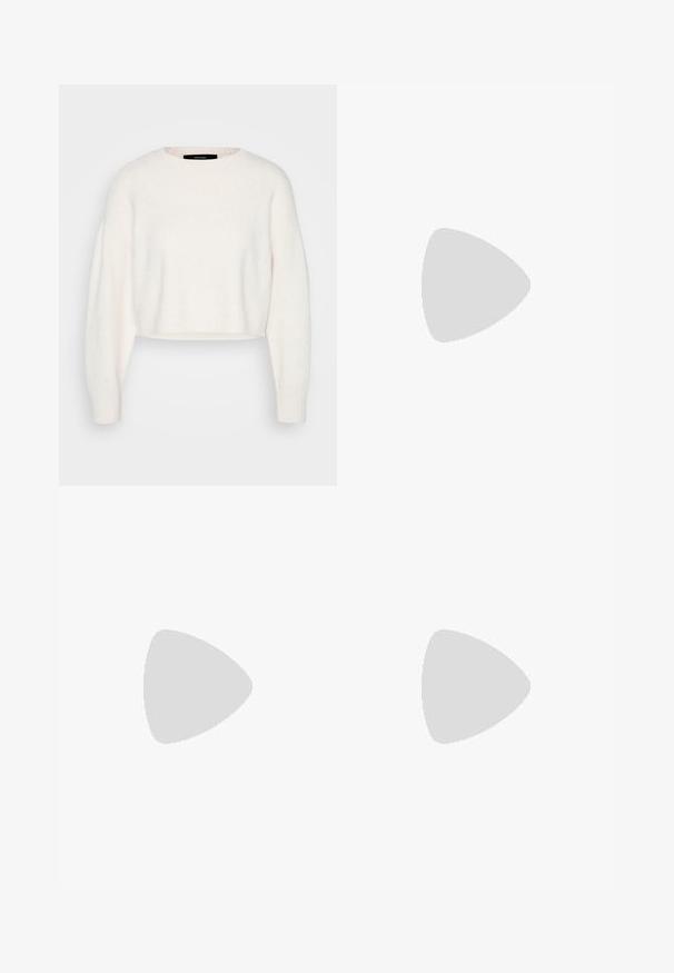 Vit kortärmad tröja i mjukt material, med rundad halsringning och långa, något oversized ärmar med ribbade mudd.; Mörkblå jeans i denim med en vid, avslappnad passform. Har dragkedja, fyra fickor och kontrasterande sömmar längs sömmarna.; Brun mockaskinn Mary Jane-sko med en tåhätta i svart lackläder, justerbart band och en låg blockklack. Slät yta med minimala detaljer.; Silverörhänge med polerad yta, med små detaljer i guld och rund form, bärs på loben.