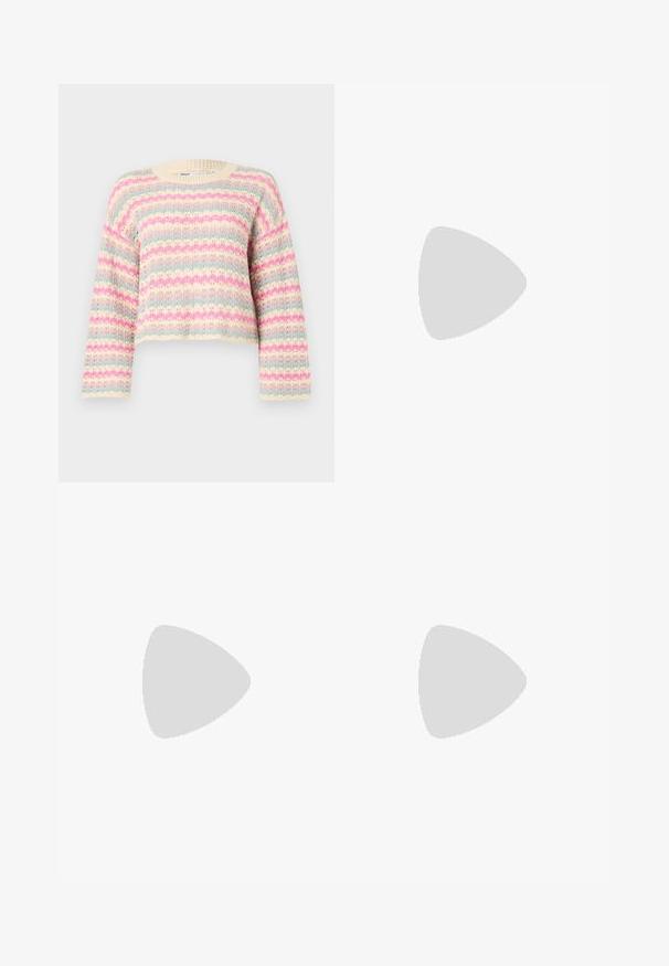 Strikkegenser med en kort design, ribbestruktur og flerfargede striper i rosa, blå og kremtoner.; Mørkeblå denim bermudashorts med snor i livet, med standard beltehemper og synlig sømdetaljer.; Hvit høy-skinn kanvas sneakers med svart gummisåle, gummitåhette foran og seks hull for snorer, med et rent, minimalistisk design.; Even&Odd Håndveske - off-white