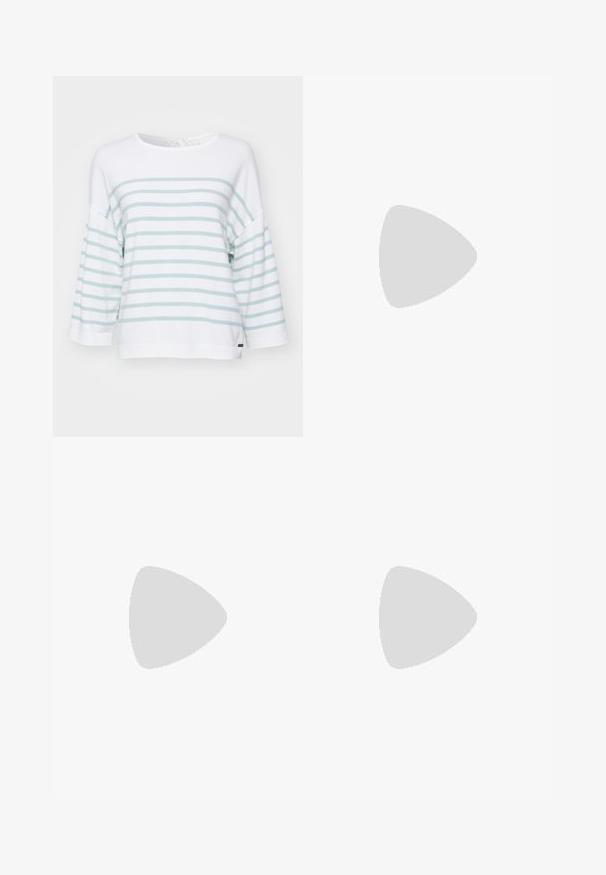 Pulover alb cu dungi orizontale de culoare albastru deschis, decolteu rotund și mâneci de lungime 3/4. Dispune de un închidere cu fundă la spate.; Jeans cu picioare late din denim alb-crem. Design cu talie înaltă, cu închidere prin nasture, două buzunare frontale și detalii cu cusături contrastante.; Sandale pe o platformă din pânză bleumarin cu talpă din sfoară de espadrilă și fundițe crem la glezne. Design cu toc închis și vârf rotund.; Geantă crossbody din piele texturată maro, cu curea din lanț aurit și închidere cu clapetă. Partea din față prezintă detalii cu logo și o buzunar sub clapetă.