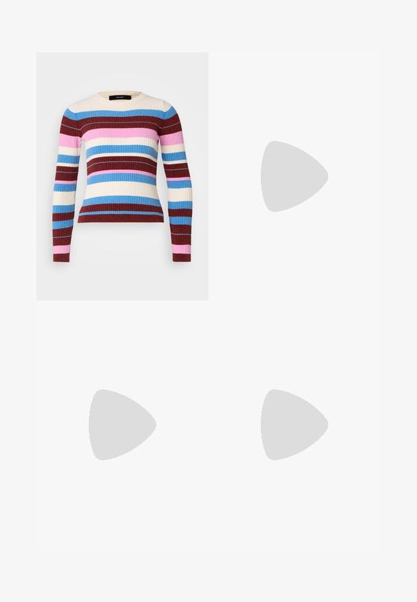 Vero Moda Petite VMCHILI O NECK STRIPE - Džemperis - birch/blue jasper/fired brick/fuchsia pink; ONLY Petite ONLMADISON BLUSH WIDE - Džinsi ar platām starām - dark blue denim; Melnas ādas potītes zābaki ar masīvu, rievojumu zoli, auklu aizdari un vilces cilpu uz gludas baltas fona.; Zelta auskari ar gludu, spīdīgu apdari. Apaļš dizains, kas ietver mazu tapu un caurspīdīgu pamatni drošai valkāšanai.