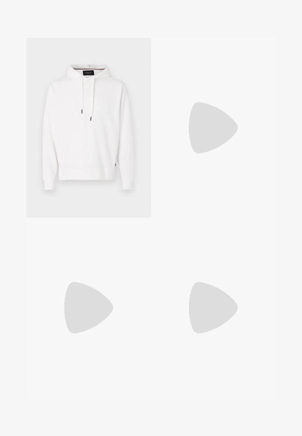 Replay Hoodie - natural white; Blauwe denim cargoshorts met een hoge taille, meerdere cargozakken aan de zijkanten en een klassieke vijf-pocket stijl. Stonewashed textuur.; Zwarte lage sneakers met witte strepen, zwarte veters, gestructureerde zwarte zool en witte hielaccent, met het merk "JACK & JONES" aan de zijkant.; Zwarte stof heuptas met een afgeronde vorm, voorzak met rits en een gladde textuur. Geen zichtbare patronen of accenten. Lichtgewicht ontwerp.