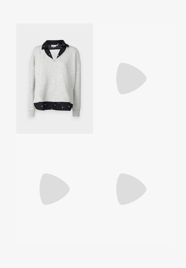 Hall gray sweatpaita V-kaelusega ja pikkade varrukatega, mille all on mustade täppidega särgi serv. Pehme tekstuur, mugav disain.; ONLY Petite ONLMADISON BLUSH WIDE - Wide leg - dark blue denim; New Balance 1000 tossud tumesinise ja halli sissetõmmatavast materjalist, millel on pehme tald, tekstuuriga aktsendid ja silmapaistev logo külje peal.; Hõbedased metallist rõngastooted, millel on harjatud tekstuur, ümmargune disain ja selge tagumine post, tagamaks kindlat kandmist.