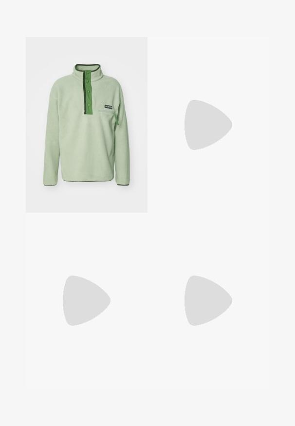 Pullover in pile verde chiaro con colletto alto, chiusura a bottoni a pressione e tasca sul petto con zip. Presenta dettagli verde scuro e un tessuto testurizzato.; Confezione di due t-shirt: una nera e una bianca. Entrambe hanno maniche corte e un logo circolare sul petto in un colore a contrasto. Materiale in cotone.; Pantaloni larghi in denim nero con vita alta, dotati di cinque tasche e chiusura con bottone. Il tessuto ha una consistenza liscia e una leggera elasticità.; Sneaker in suede blu navy con strisce azzurre, suola in gomma marrone, tessuto texturizzato e logo sulla soletta. Design atletico classico.