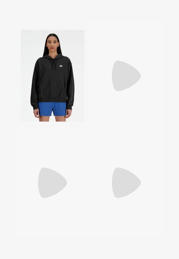 Felpa nera con cappuccio, tasca frontale, polsini a coste e logo bianco di New Balance. Indossata sopra pantaloni corti blu. Texture liscia.; Pantaloni neri leggeri con vita elastica e caviglie arricciate. Il tessuto è liscio e presenta un design rilassato e affusolato.; Scarpe da ginnastica nere con tomaia testurizzata, caratterizzate da un distintivo logo "N", suola imbottita e un profilo elegante e moderno.; Borsa tote in pelle nera con texture liscia, forma rettangolare e due manici lunghi. Nessun hardware o decorazione visibile.
