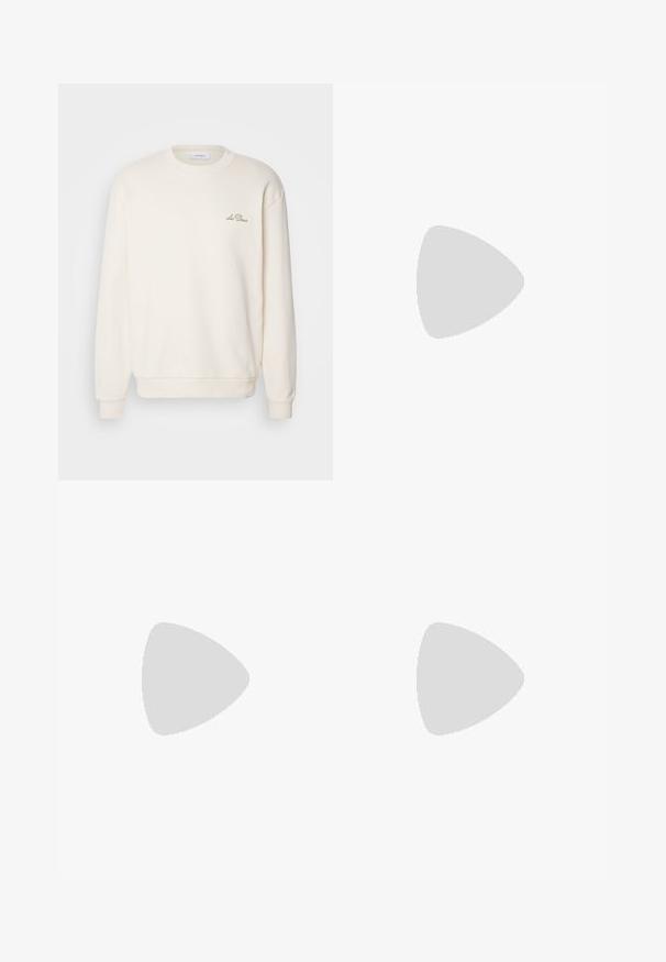 Sudadera color crema con cuello redondo, puños y dobladillo acanalados. Presenta un pequeño logo bordado en el lado izquierdo del pecho. Textura suave.; Camiseta blanca de algodón con mangas cortas, escote redondo y un corte relajado. Textura suave sin patrones o acentos visibles.; Pantalones negros con un diseño de frente plisado, hechos de una tela suave. Cuentan con un cierre de botón y pasadores para cinturón; corte recto.; Zapatillas de ante negras con cordones blancos y tres rayas blancas. Presentan un logotipo circular negro en la lengüeta y una suela de goma color caramel.; Gafas de sol con marco de metal y lentes ovalados verdes. Marco delgado de metal plateado y puntas de las orejas negras. Diseño minimalista, sin logotipos visibles.